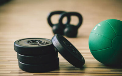 Pesas en casa ¿Mancuernas o kettlebells? Descubre cuál es la mejor opción para ti 